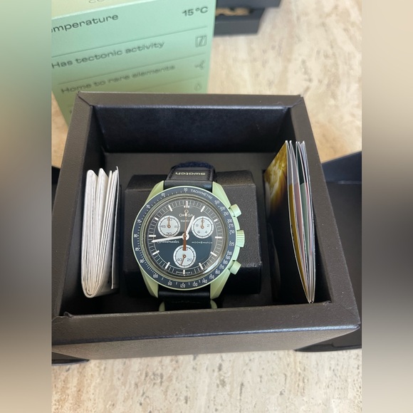 Swatch x Omega Bioceramic MoonSwatch Mission To The Earth Collection SO33G100 - Picture 9 of 9